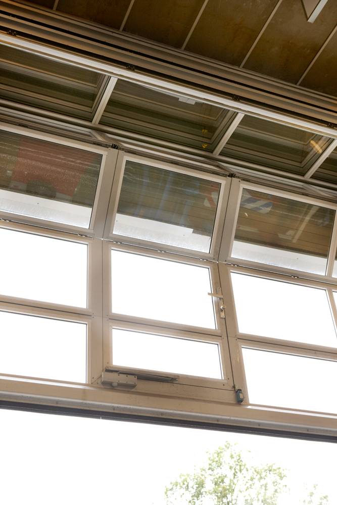 Indbygget personaledør i gennemsigtig kompakt dør