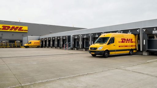 DHL-distributionscenter med Compact dörrar