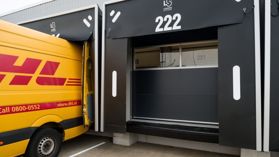 DHL lastdocka med Compact dörrar
