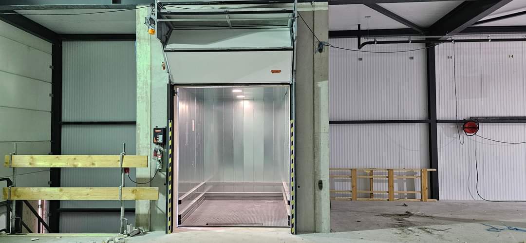 Industriel ledhejseport på fremmarch