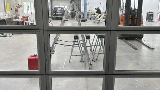 Nærbillede af industriport med gangdør og glaspaneler Nærbillede af industriport med gangdør og glaspaneler