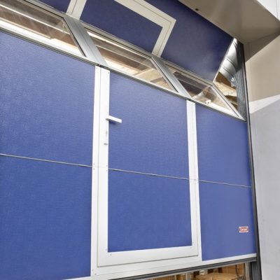 Schlupftür in blauem Compact Falttor, Eine Tür Rolltor