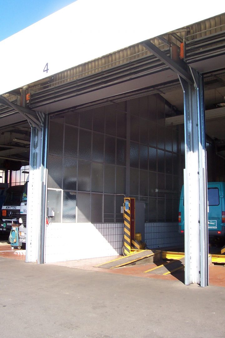 Compact deur voor een garage. Compact deur voor een garage.