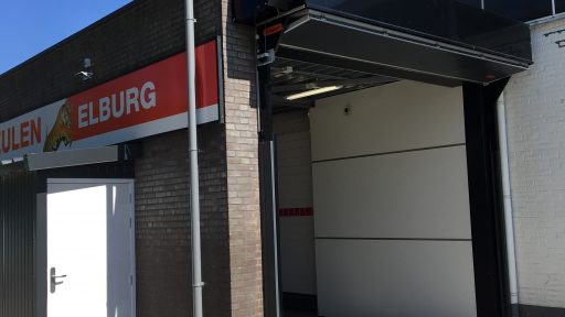 Buitenmontage met gepoedercoate beschermkap open Buitenmontage met gepoedercoate beschermkap open