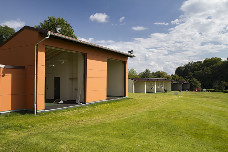 Driving range van golfbaan Heilbronn met Compact vouwdeuren