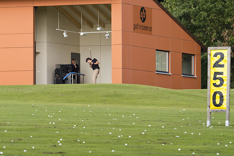 Driving Range des Golfplatzes Heilbronn-Hohenlohe mit Compact Falttor