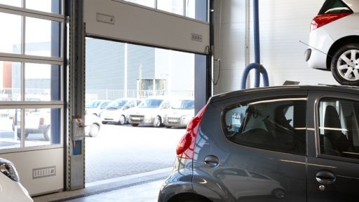 Peugeot dealers gebruiken Compact vouwdeuren in hun autowerkplaats