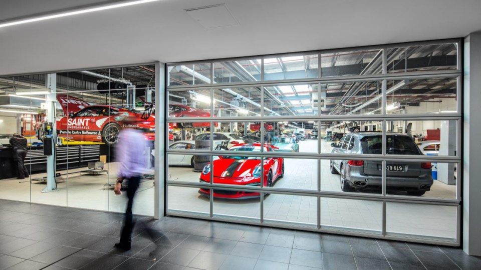 Der Porsche Luxusautohändler in Melbourne hat Compact Hallentore im Ausstellungsraum