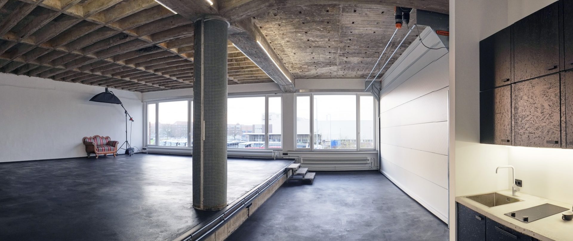 Raw studios Berlin nutzt das Compact Hebefalttor als Trennwand