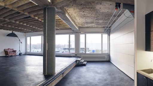 Raw studios Berlin nutzt das Compact Hebefalttor als Trennwand