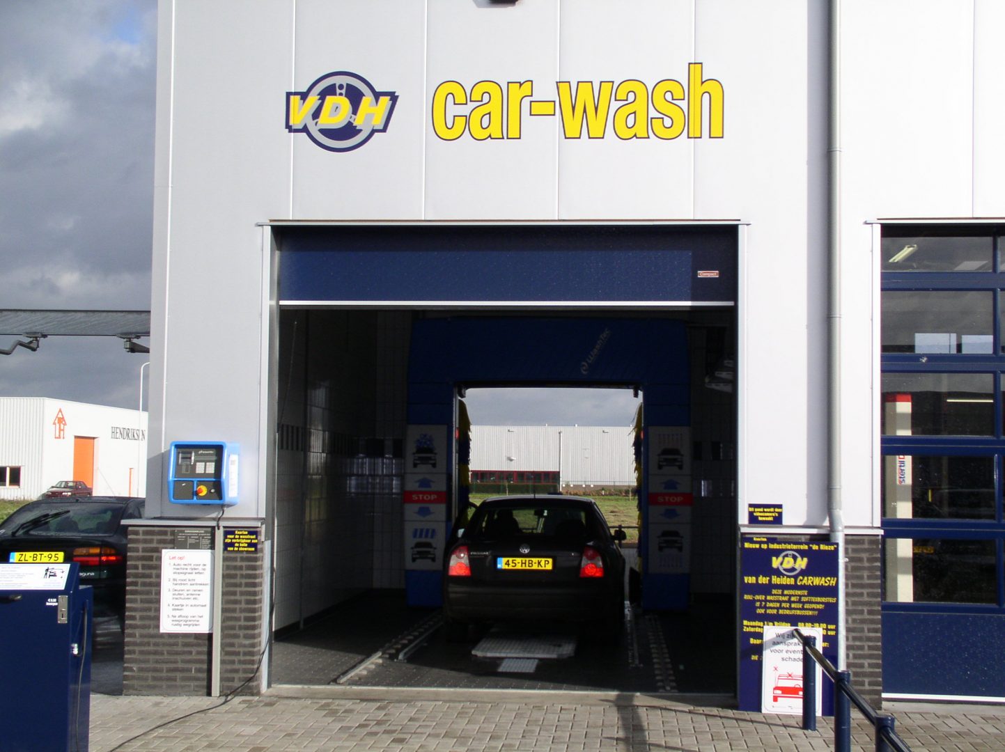 Car wash mit blauen Compact Toren vorne und hinten