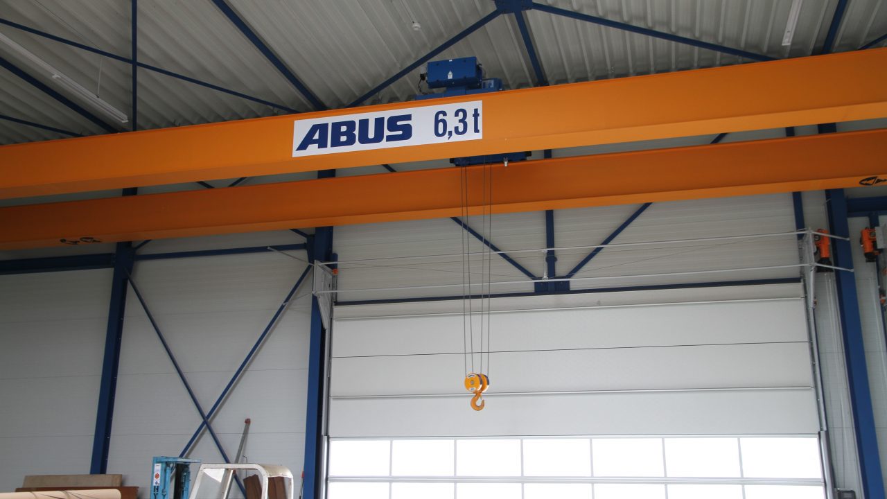 Abus Kranbahn direkt hinter dem Compact Tor