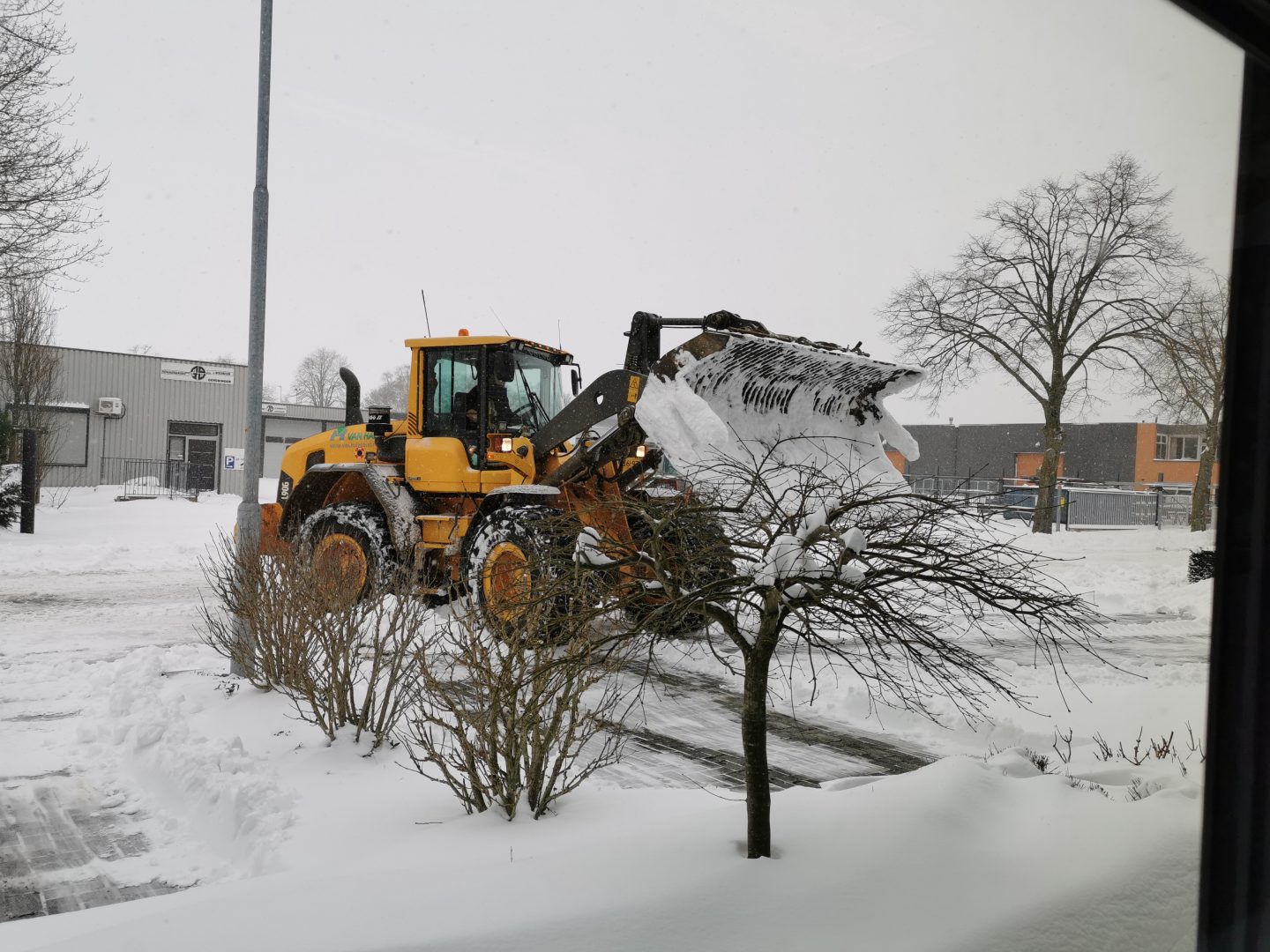 Radlader schaufelt Parkplatz frei Radlader schaufelt Parkplatz frei