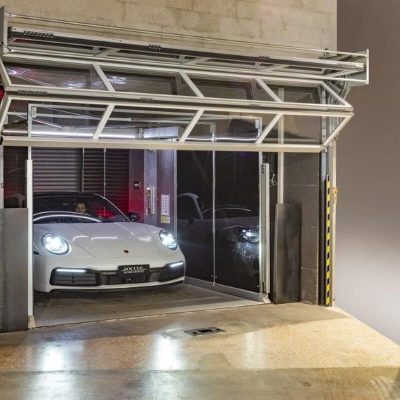 Porsche fährt aus dem Autolift das mit Compact Toren verschlossen wird