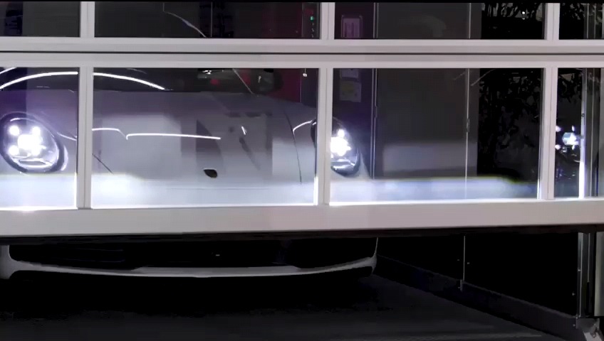 Porsche im Aufzug