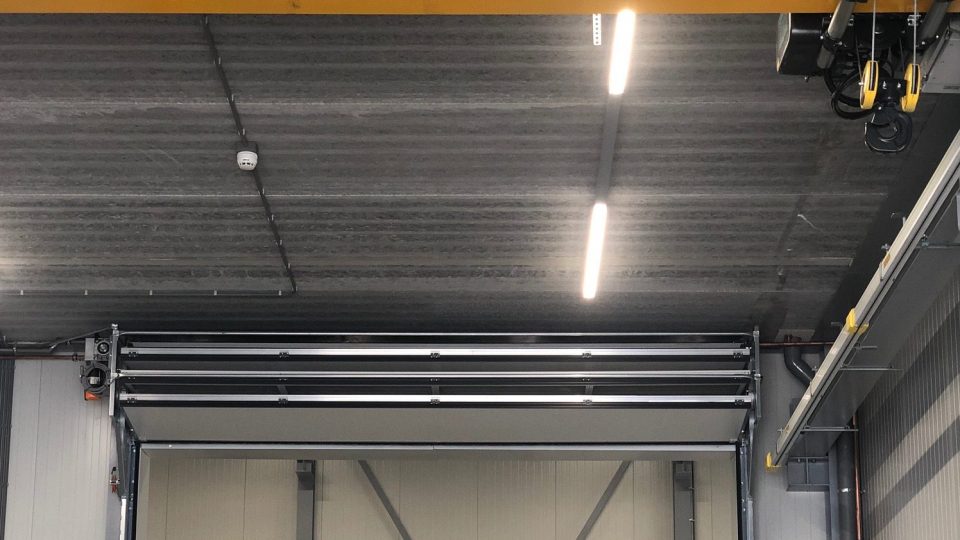 Dank Faltsystem viel Platz für Kranbahn und Beleuchtung Dank Faltsystem viel Platz für Kranbahn und Beleuchtung