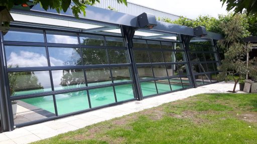 Pool mit Compact Rolltoren Transparent - Außenmontage