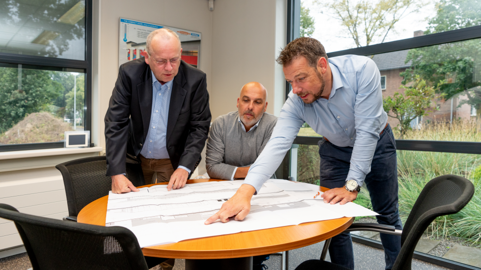 Besprechung von Plänen im Büro