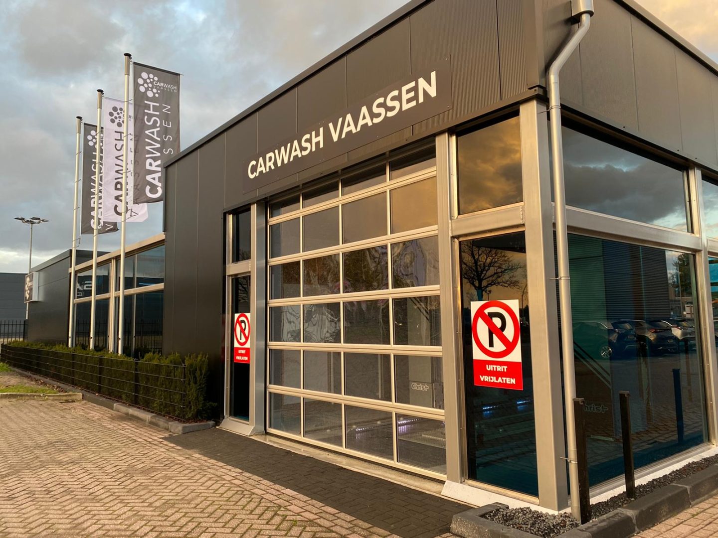 Carwash Vaassen mit Waschanlage Rolltor Glas