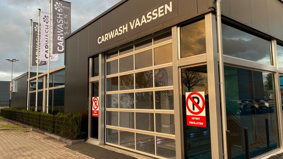 Carwash Vaassen mit Waschanlage Rolltor Glas