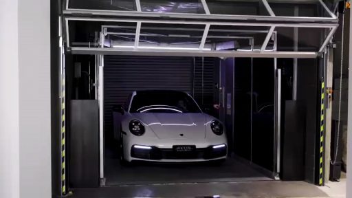 Compact Tor schließt das Ideal Park Autolift