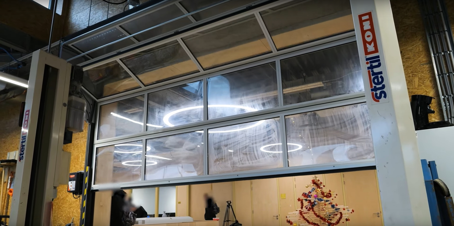 Sektionaltor als Trenntor zur Halle - Eemsdelta - Rolflex