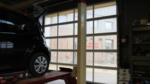 Unsichtbare Scharniere an der Innen- und Außenseite des Sektionaltors bei Eemsdelta