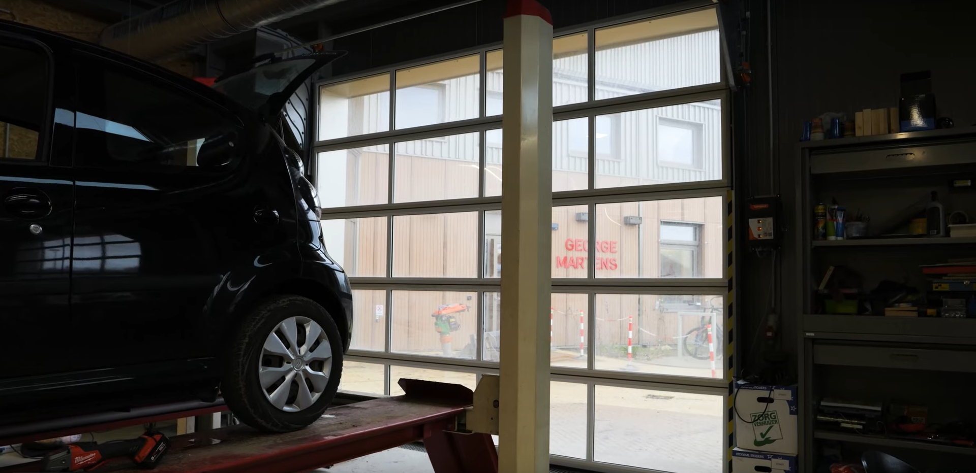 Unsichtbare Scharniere an der Innen- und Außenseite des Sektionaltors bei Eemsdelta