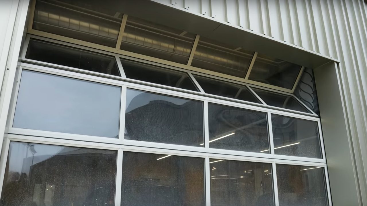 Eemsdelta Fachschule mit Rolflex Compact Sektionaltore aus Glas