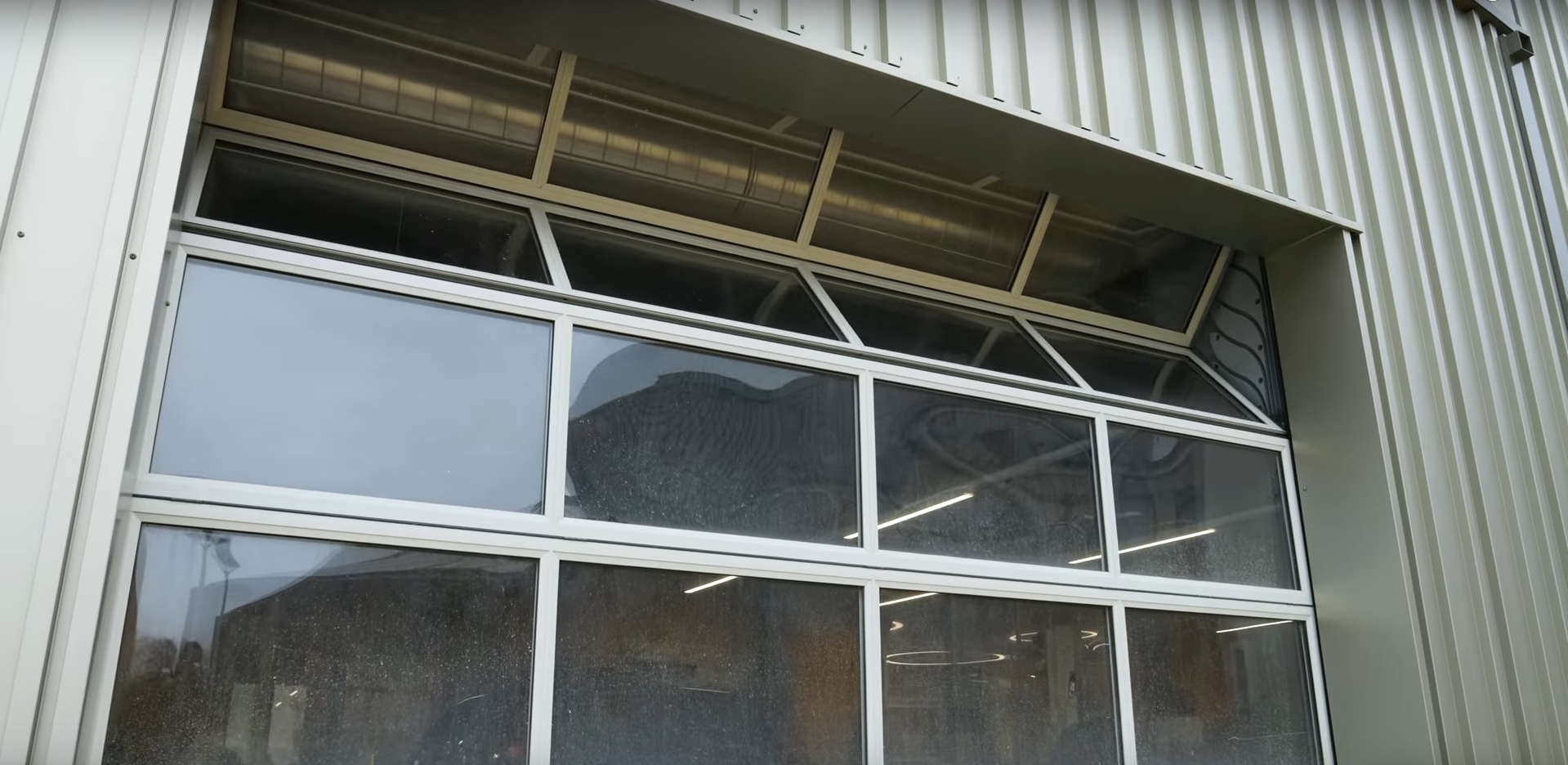 Eemsdelta Fachschule mit Rolflex Compact Sektionaltore aus Glas