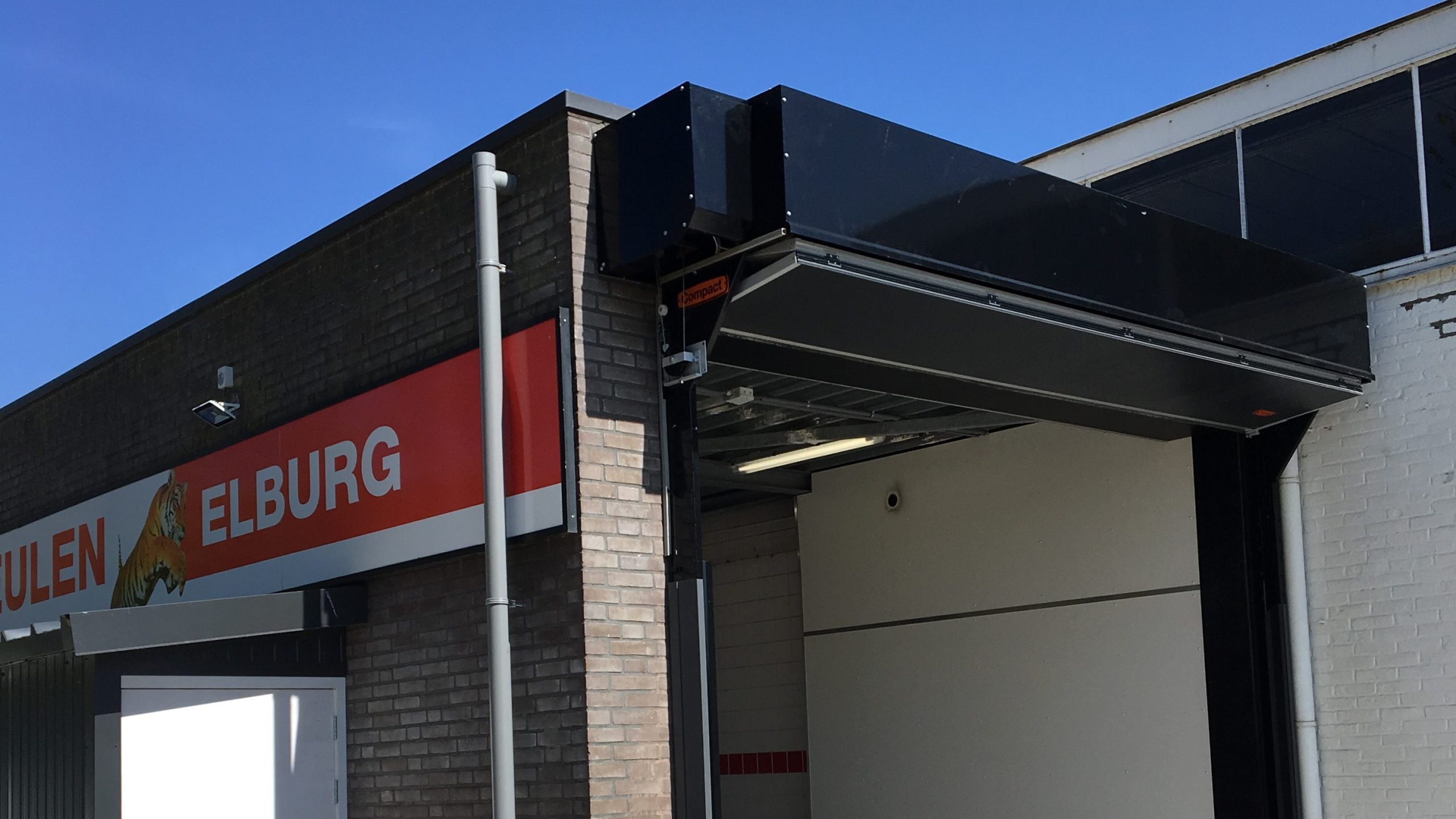 Buitenmontage met gepoedercoate beschermkap open