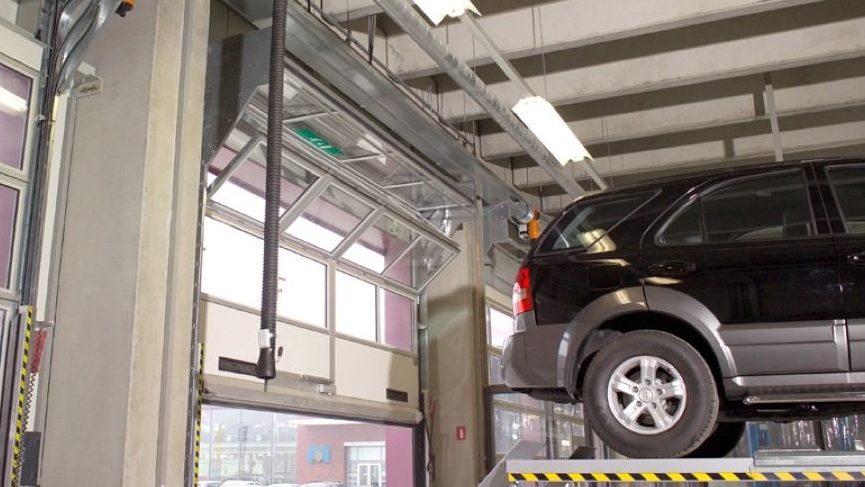 Autowerkstatt Delfgauw mit Werkstatttor