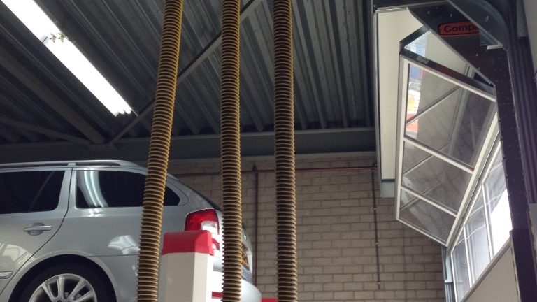 Compact Tor schafft Platz für die Hebebühne - Werkstatttor Rolflex