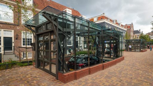Sektionaltor mit Glas und Schlupftür für Aufzugshäuser Sektionaltor mit Glas und Schlupftür für Aufzugshäuser