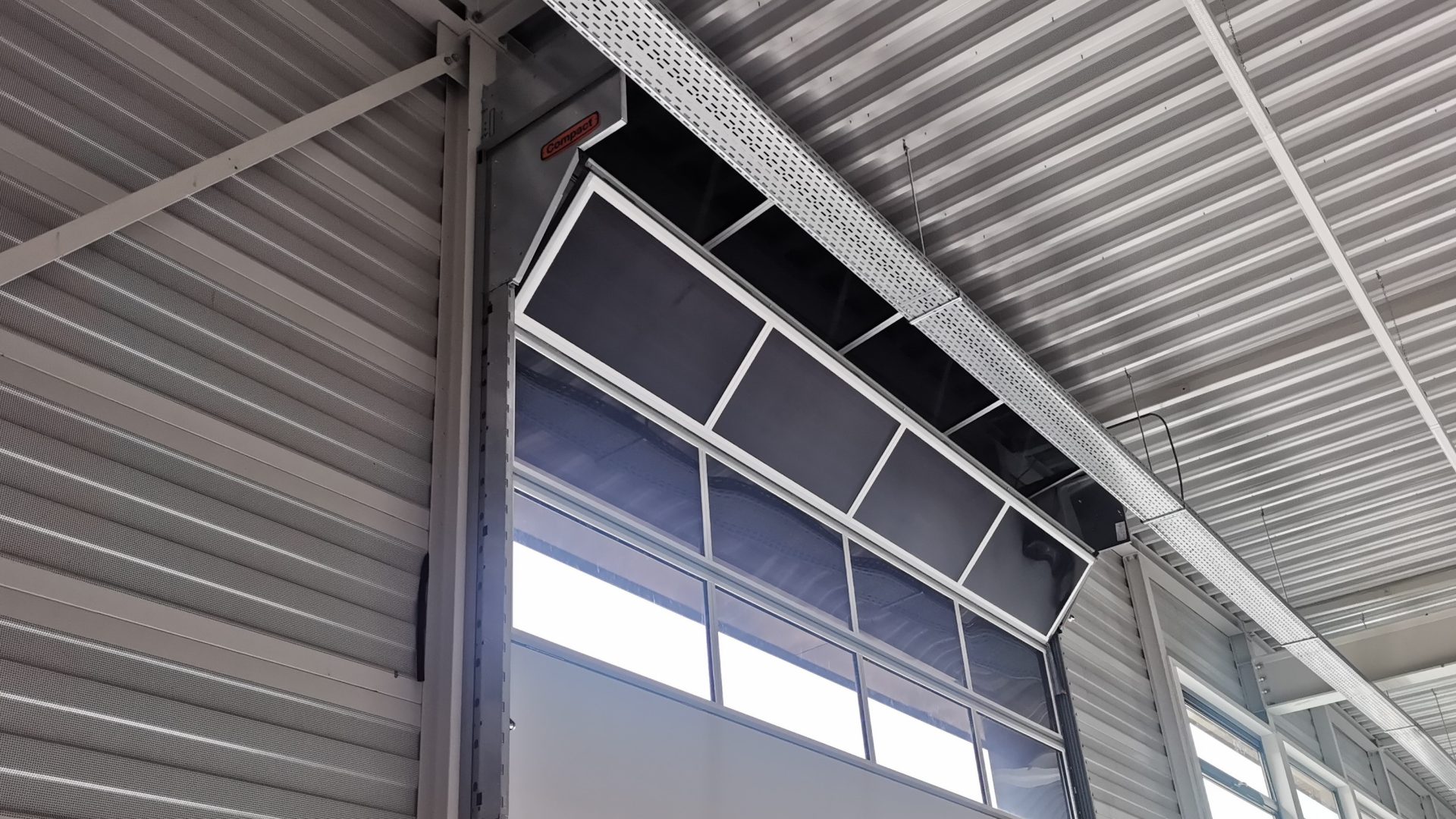 Compact Falthebetor in der neuen Produktionshalle von Rolflex - Industrietor