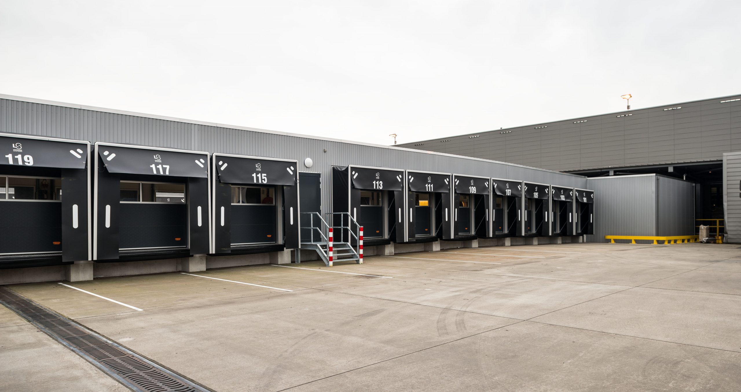 DHL distribution center with Compact doors