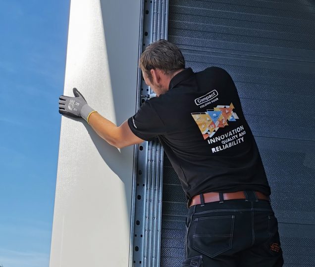 Rolflex-monteur plaatst een Compact deur Rolflex-monteur plaatst een Compact deur