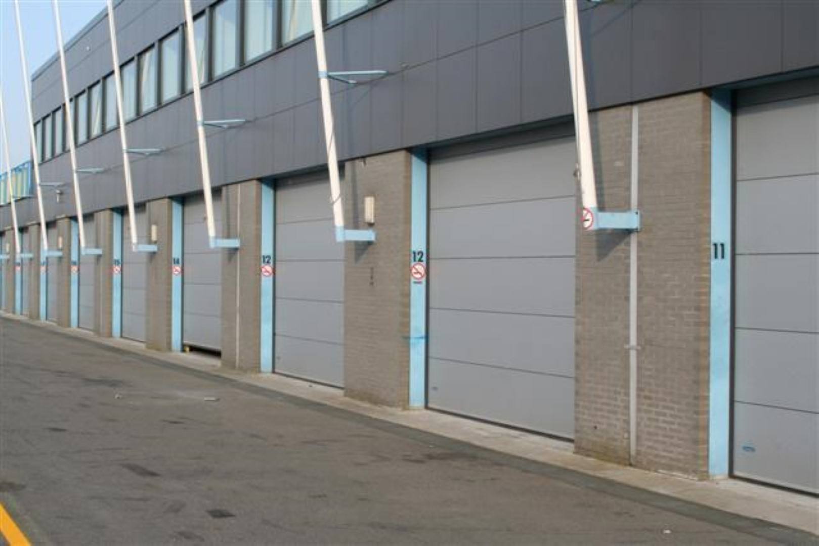 Pitlane with closed Compact doors