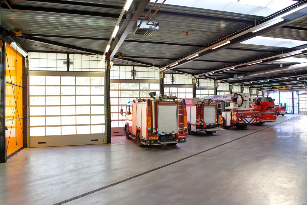 Compact folding doors in Barnevel firestation - full glass