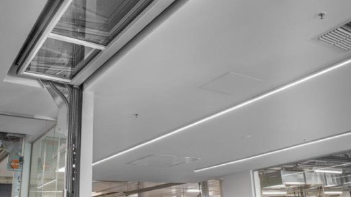 Compact folding door integrated in ceiling