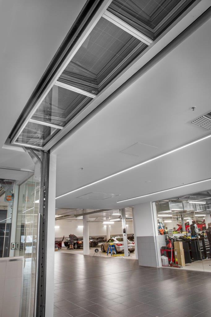 Compact folding door integrated in ceiling