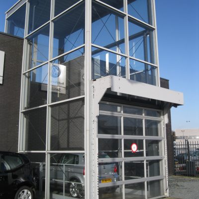 Car elevator at Heron