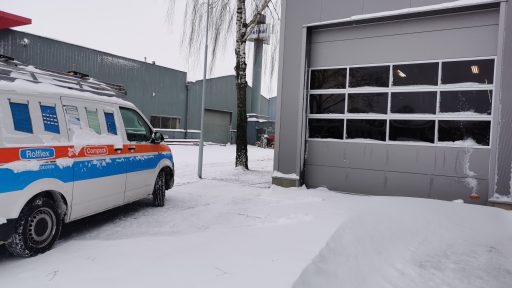 Compact door in the snow with Rolflex bus