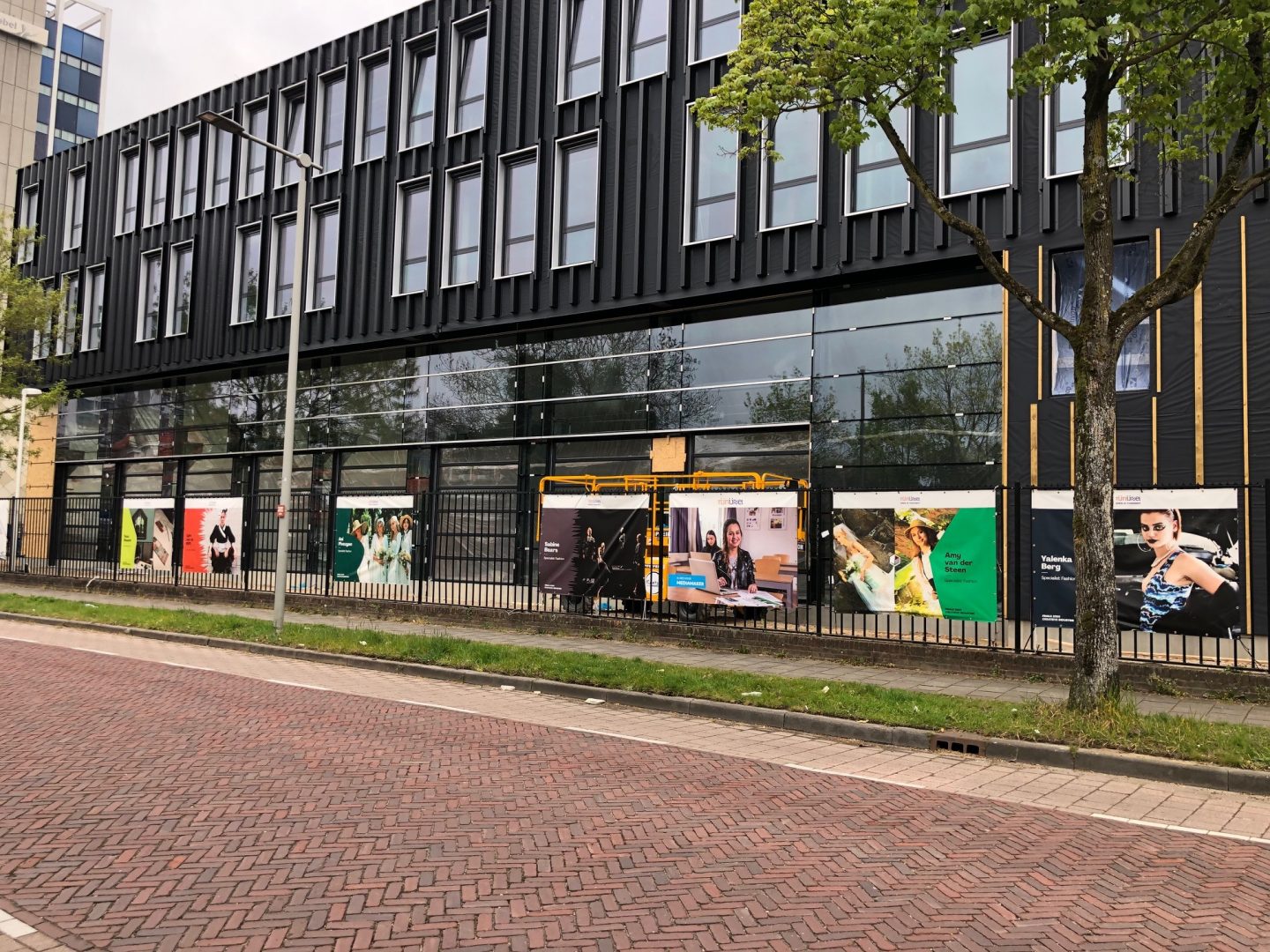 ENKA-campus Rijn IJsselcollege installs 8 Compact roller doors - Rolflex Compact