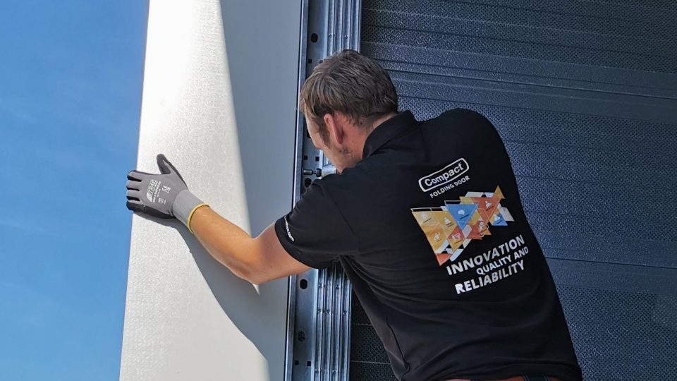 Rolflex mechanic installs a Compact door