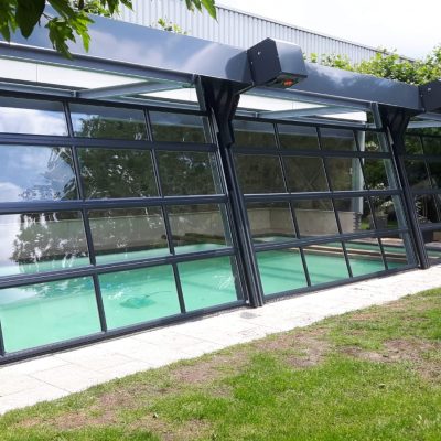 Swimming pool with Rolflex Compact doors