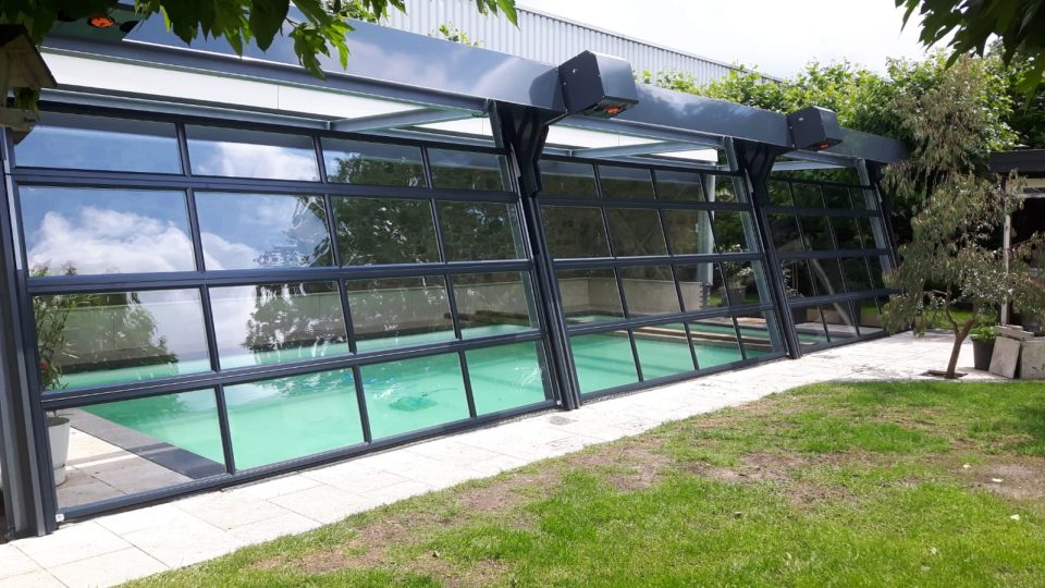 Swimming pool with Rolflex Compact doors