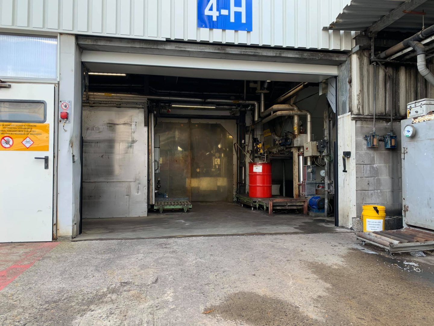 Compact folding door at Shell Catalysts & Technologies