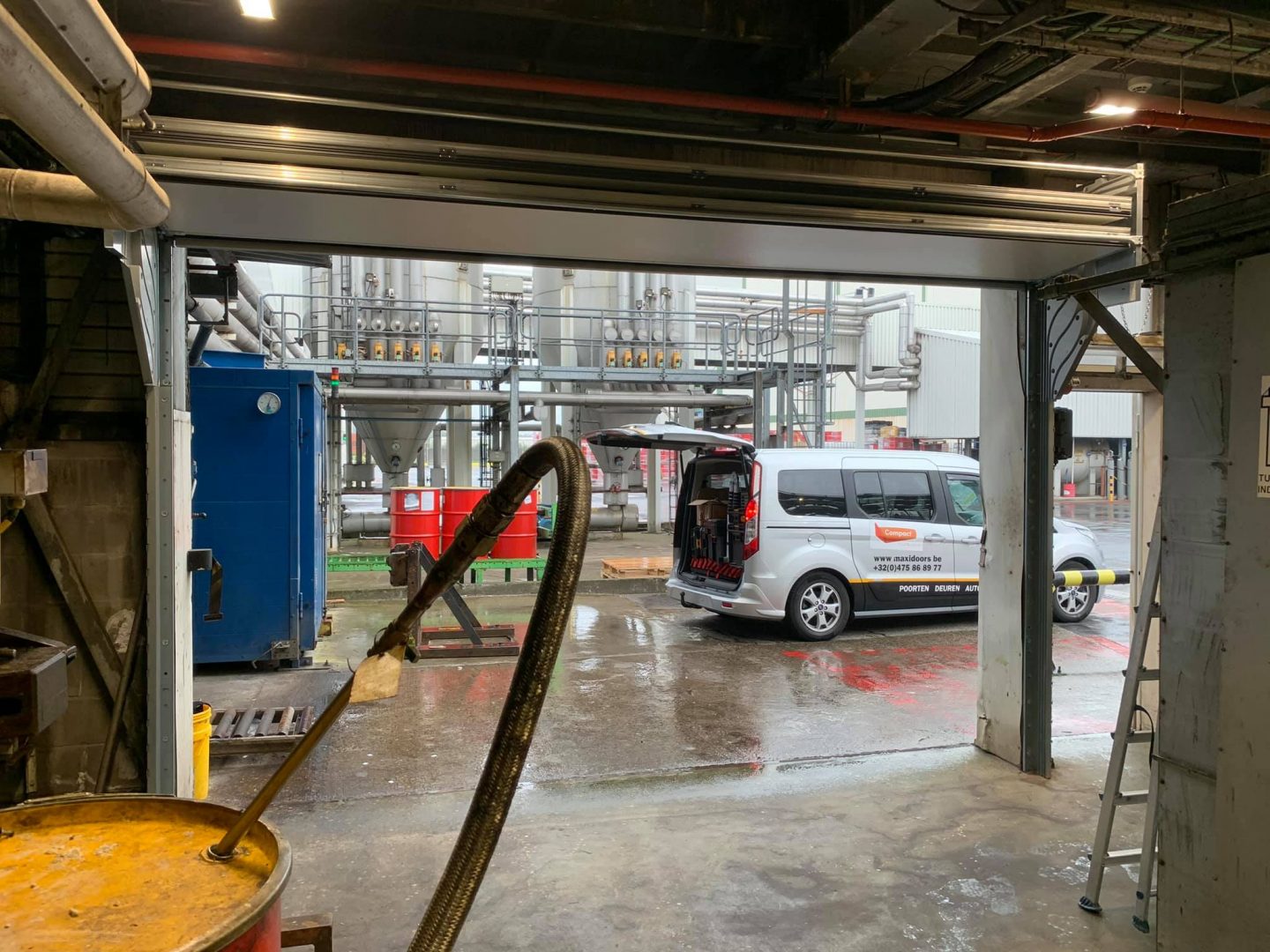 Compact folding door at Shell Catalysts & Technologies in Belgium in white