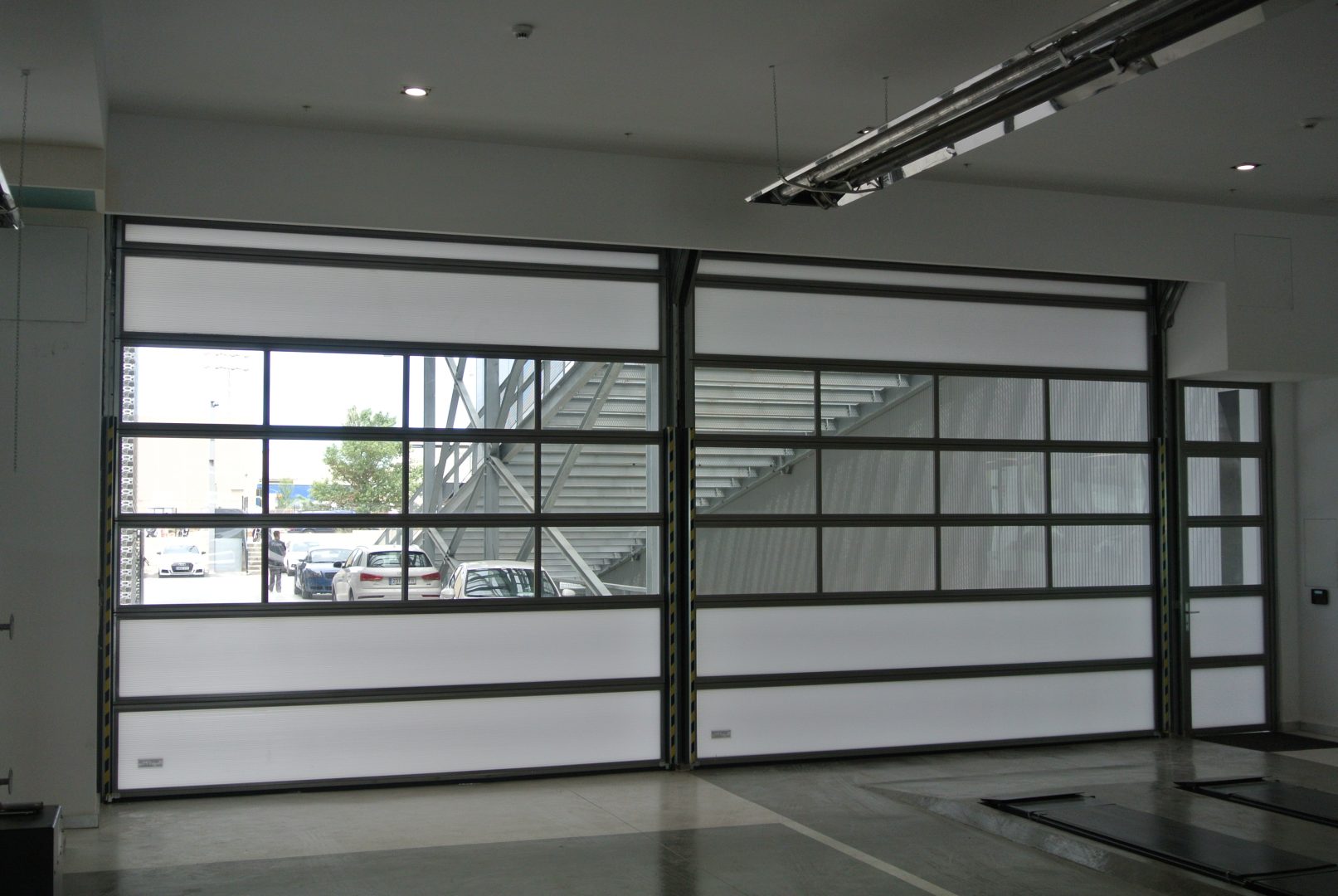 Roller door car dealership Barcelona concealed